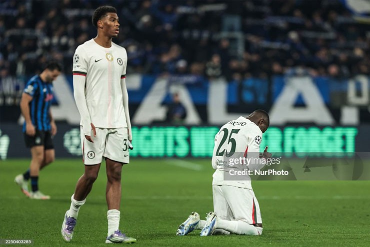 Chelsea sa sút khó hiểu