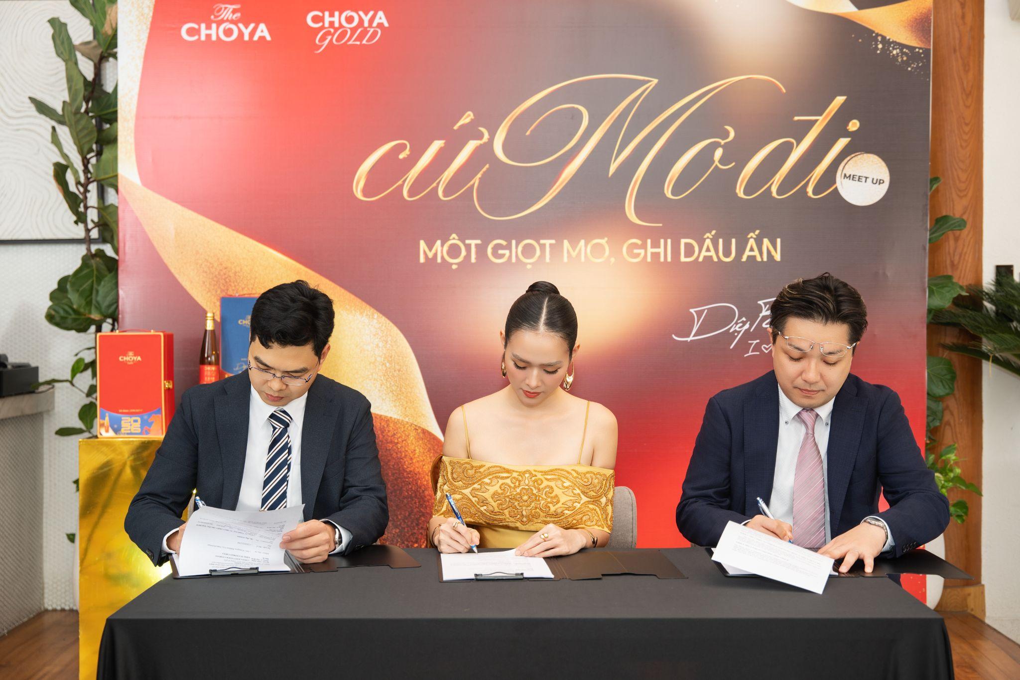 Diệp Bảo Ngọc có buổi ký kết với đại diện Choya Nhật Bản và đại diện Choya Gold Việt Nam (Nguồn: Choya Gold Việt Nam)