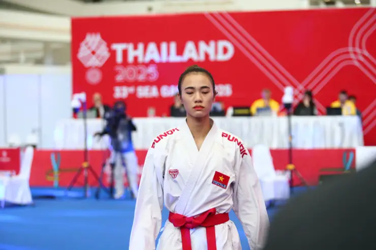 Diệu Ly (đai đỏ) lỡ HCV karate chiều 12/12. Ảnh Lê Phong