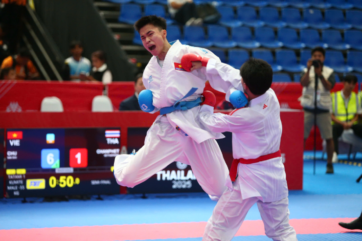 Chu Văn Đức (đai xanh) thắng đối thủ người Thái Lan ở bán kết. Ảnh Lê Phong