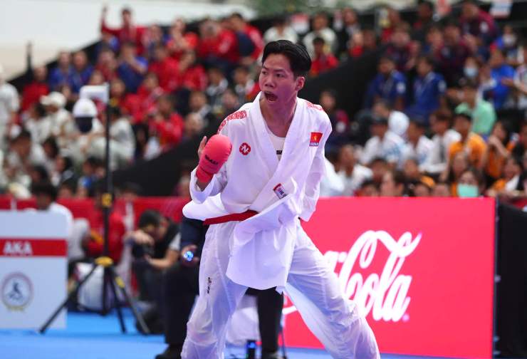 Hải Nam (đai đỏ) vào chung kết. Ảnh Lê Phong