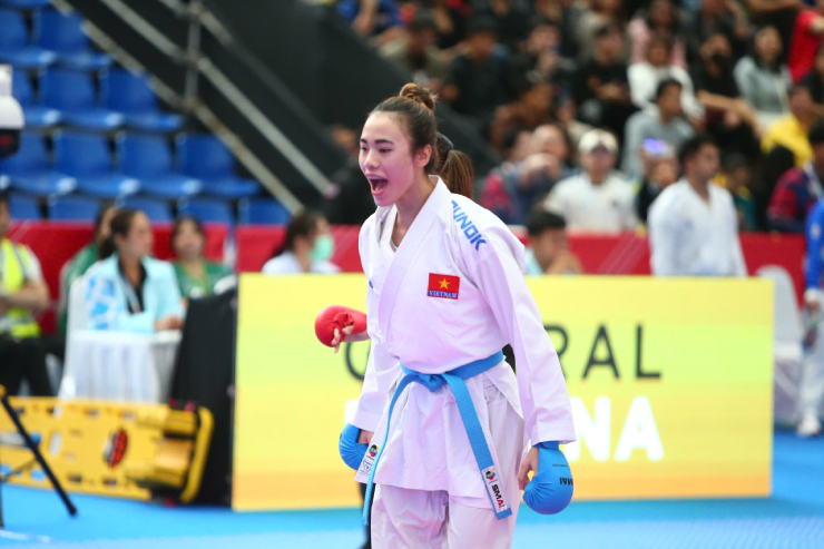 Diệu Ly (đai xanh) thi đấu xuất sắc, giành vé chung kết kumite -55kg nữ. Ảnh Lê Phong