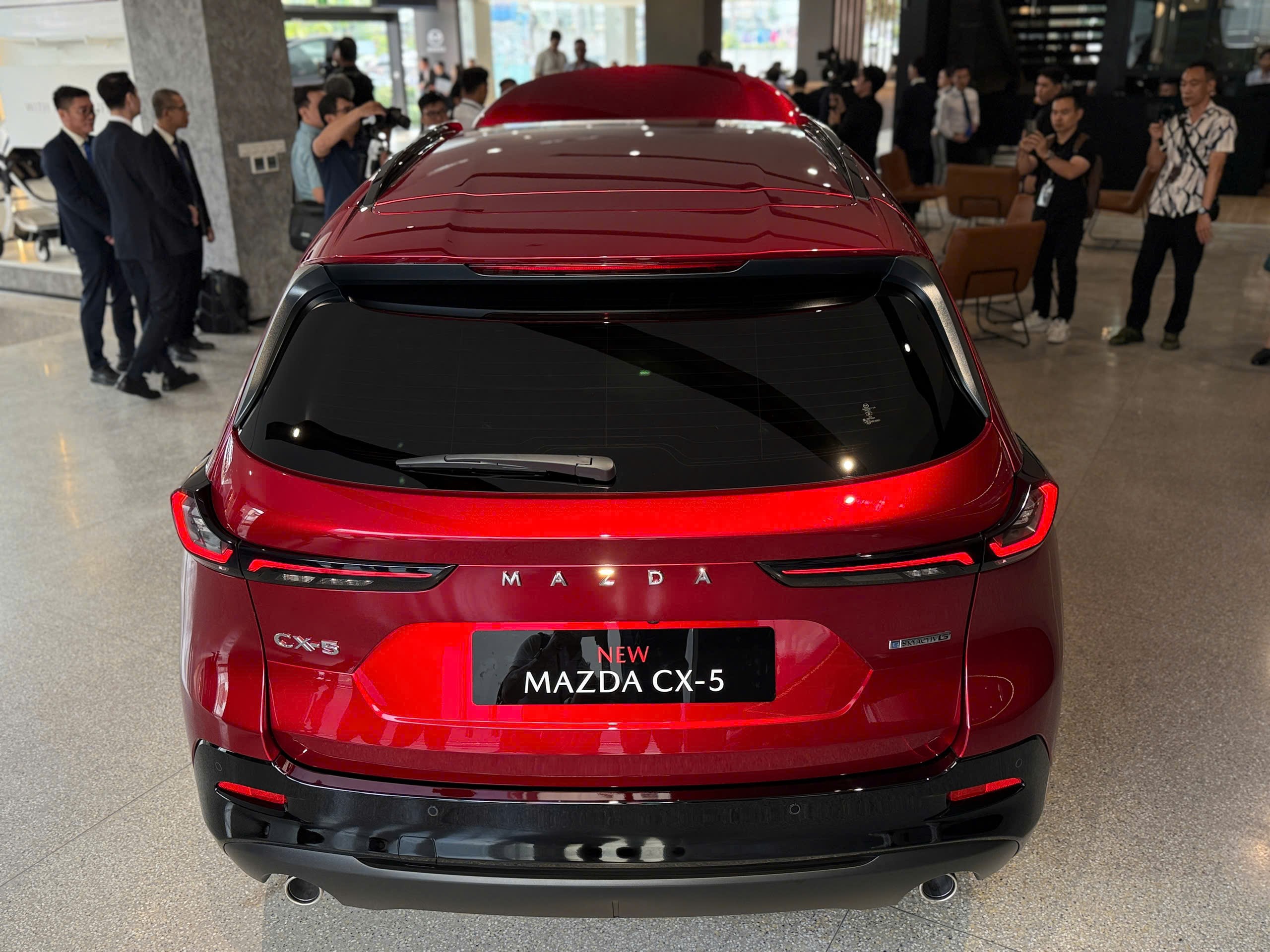 Phần sau của xe được thiết kế hài hòa với hệ thống ống xả kép.