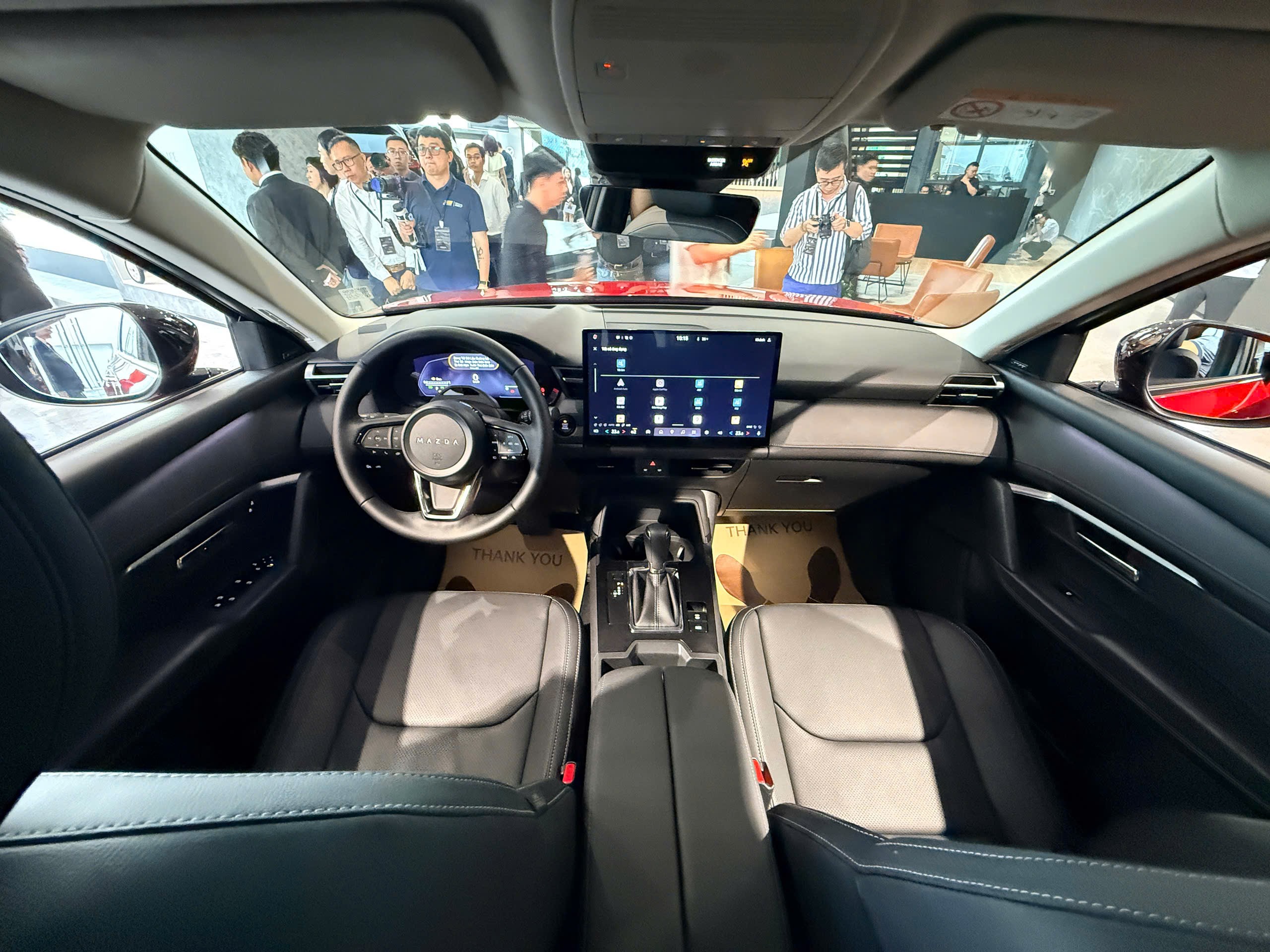 Không gian hàng ghế trước được làm mới và xe sở hữu màn hình cỡ lớn 15,6 inch.