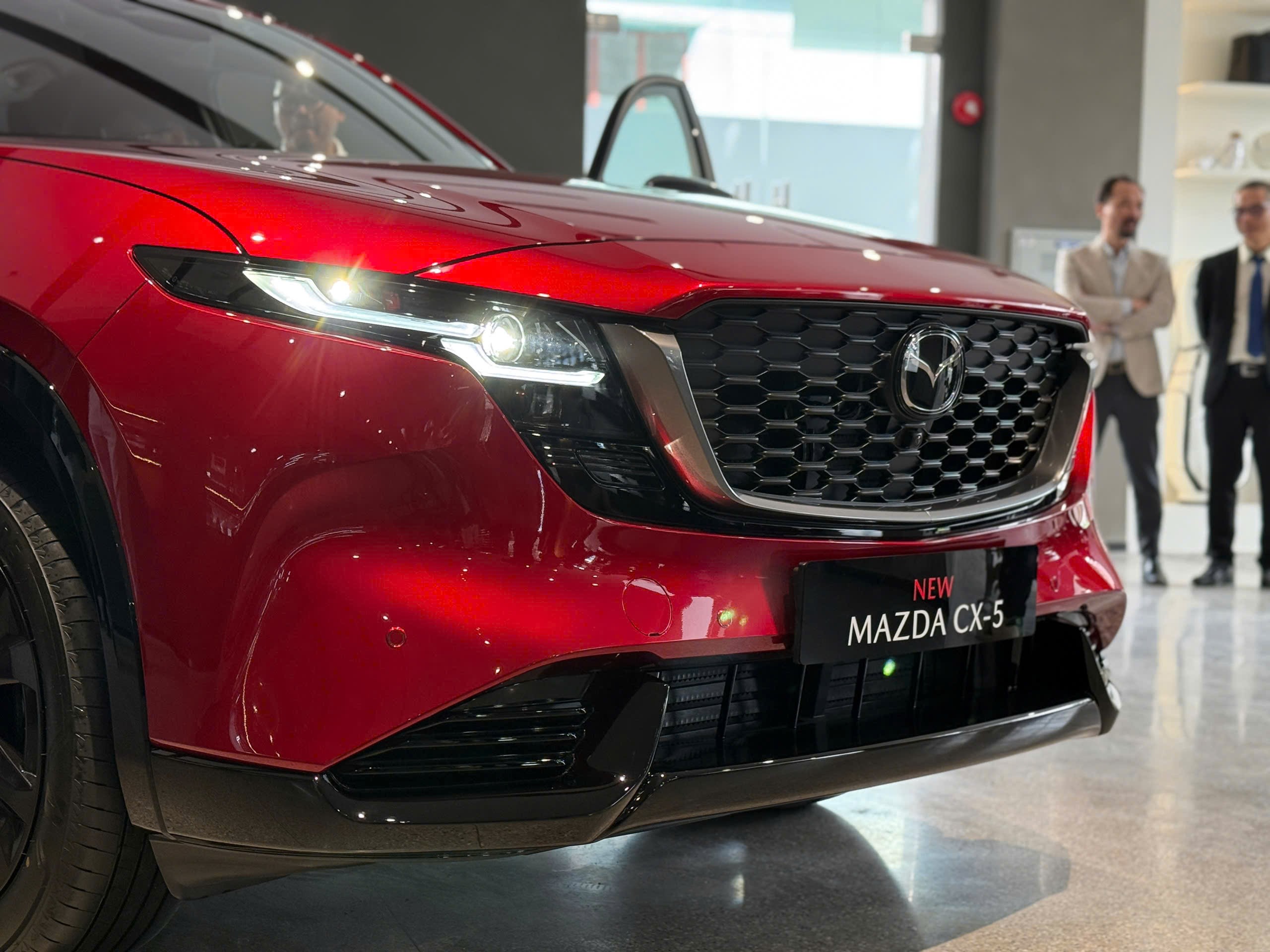 Cụm đèn chiếu sáng được thiết kế mới dạng hai tầng rất đẹp mắt.