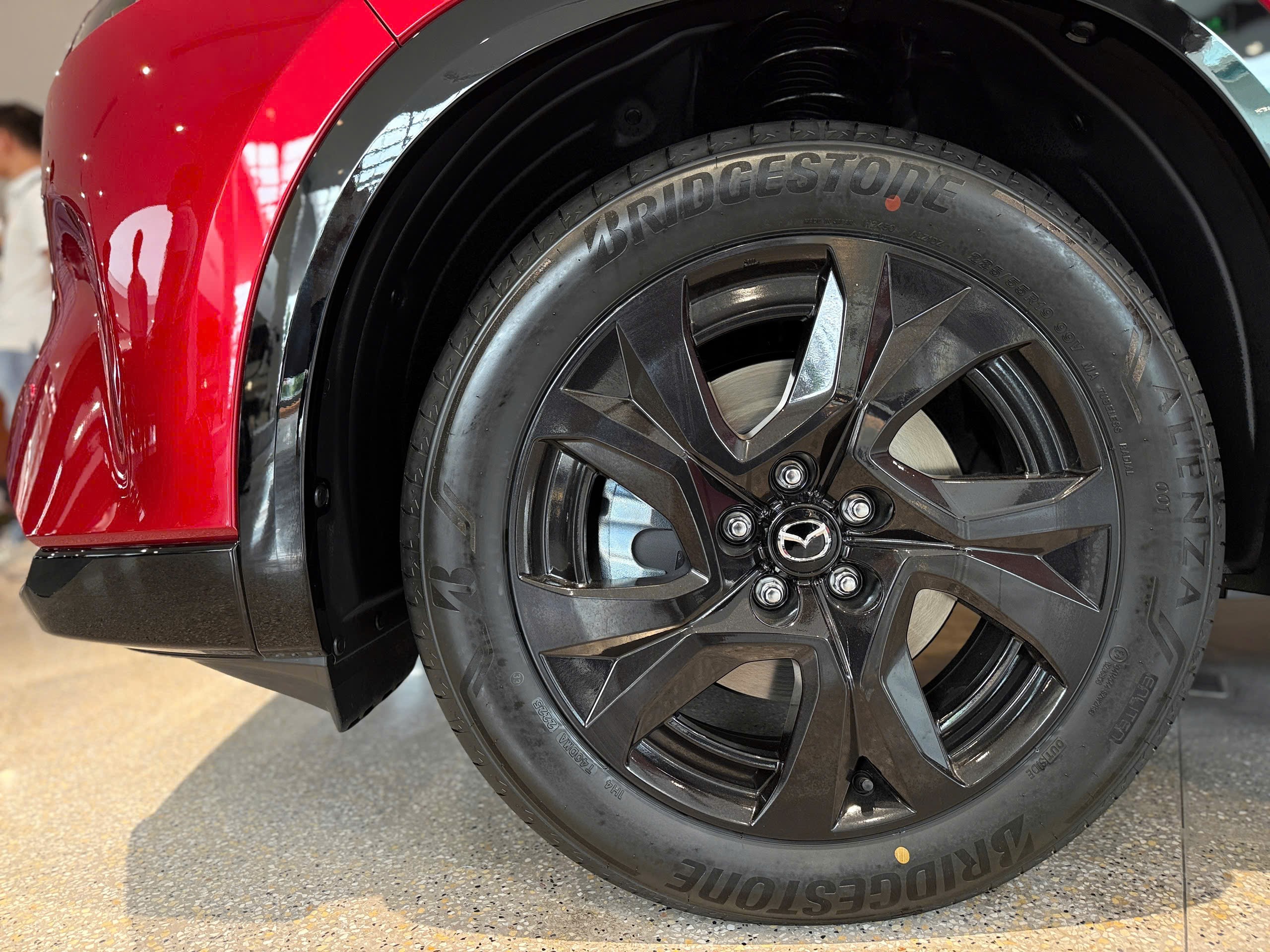 Mâm xe được thiết kế có phần hơi hiền.