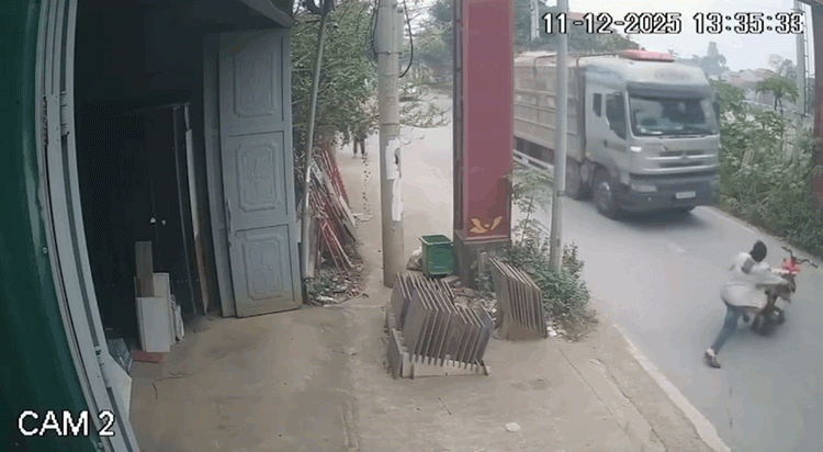 Thời điểm người vi phạm ôm CSGT đẩy vào đầu xe tải. Ảnh: Gif