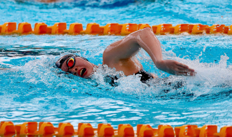 Nhi (mũ đen) và Tiên (mũ trắng) giành vé chung kết bơi 400 m tự do nữ