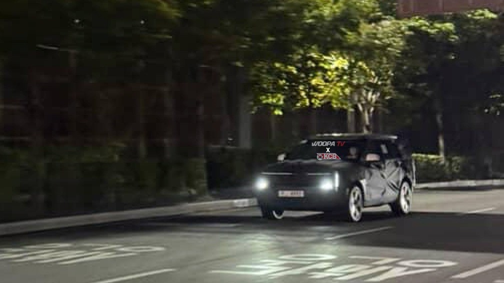 Hình ảnh rò rỉ Hyundai Santa Fe facelift hé lộ ngôn ngữ thiết kế "Art of Steel" mềm mại hơn.