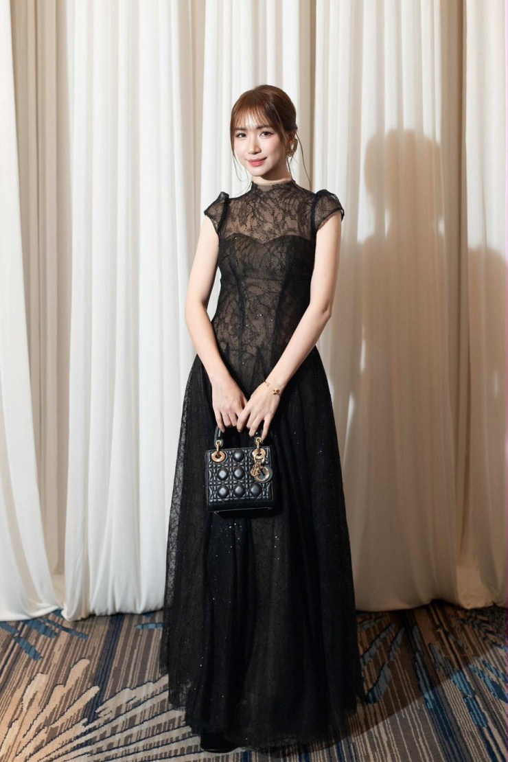 Cô diện đầm ren của một thương hiệu địa phương với giá bán hơn 2,5 triệu đồng, phối túi xách Lady Dior khi dự đám cưới Á hậu Quỳnh Châu hôm 26/10 ở TP HCM.