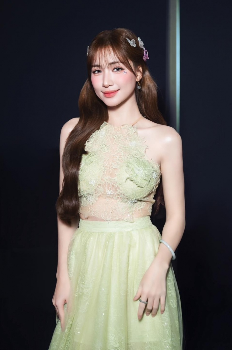 Váy áo xuyên thấu giúp giọng ca Bắc Bling có diện mạo mới mẻ hơn so với phong cách công chúa hay nữ sinh yêu thích trước đây.