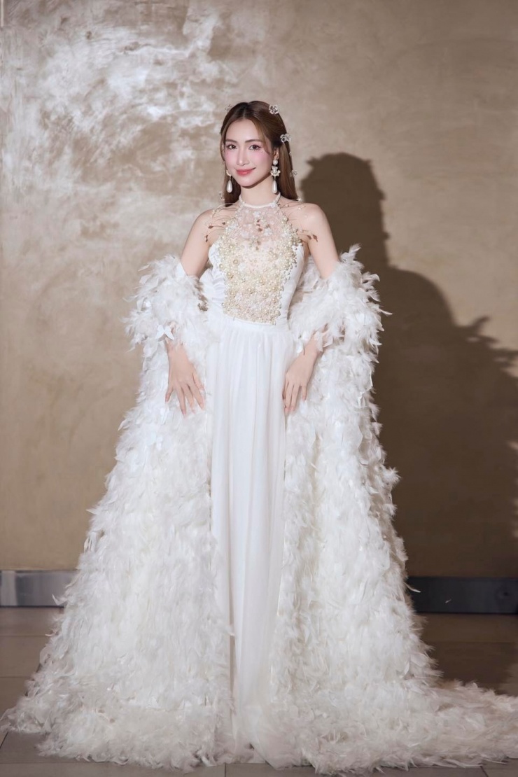 Trong một lần dự sự kiện đầu năm, cô chọn đầm cổ yếm, đính kết ngọc trai và phối thêm áo choàng lông.