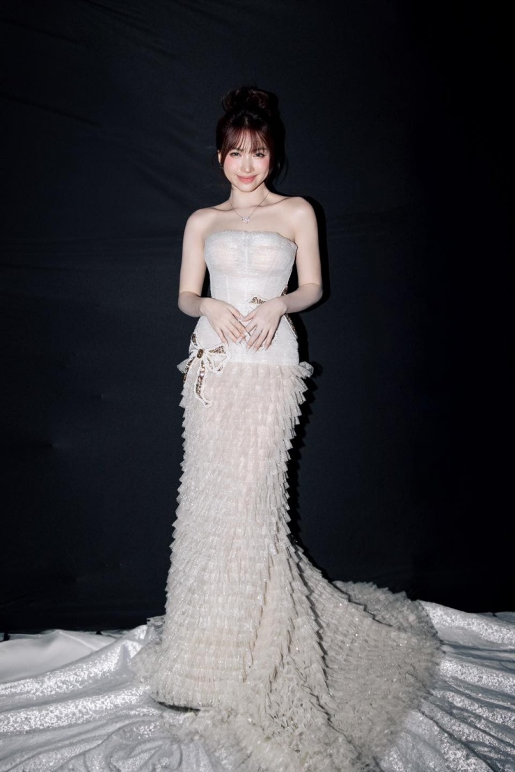 Ca sĩ cho biết khi chọn đồ xuyên thấu, cô chú trọng phần nội y bên trong để có hình ảnh an toàn khi đứng trước đèn flash.