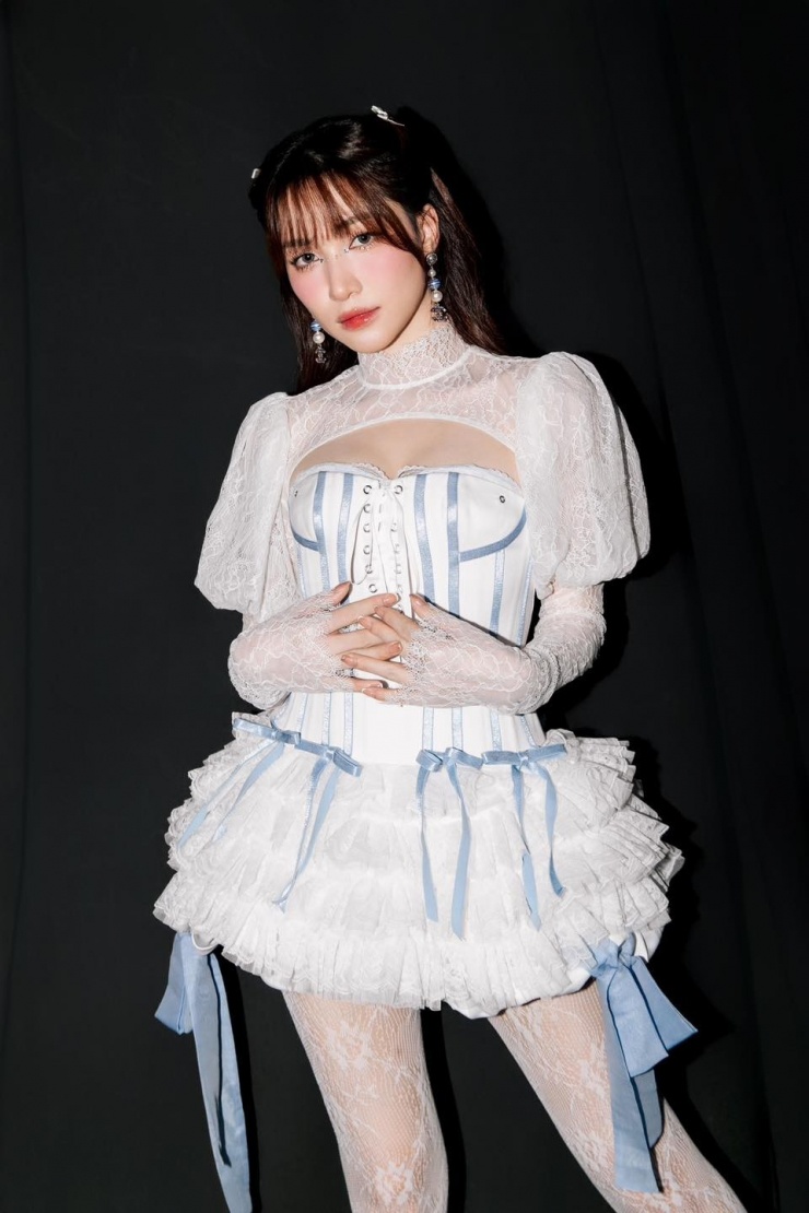 Gu mặc xuyên thấu của Hòa Minzy - 10