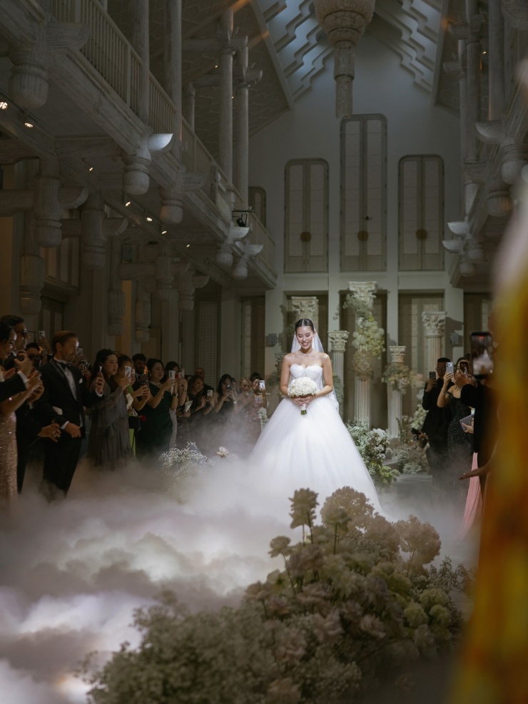 Phòng tiệc chính có trần cao, bố cục đối xứng, tạo trải nghiệm bối cảnh nghệ thuật điện ảnh trong nhiều tác phẩm của Hollywood.