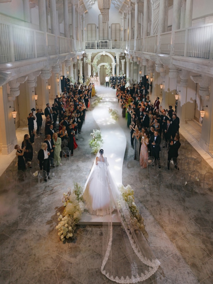 Đại diện đơn vị thiết kế cho biết tiệc cưới lấy cảm hứng từ kiến trúc châu Âu và vẻ đẹp kinh đô điện ảnh Hollywood xưa, thể hiện qua không gian kiến trúc cũng như thời trang của khách mời.