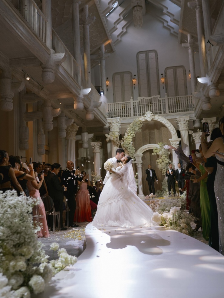 Ánh sáng được bố trí công phu, tạo spotlight cho cô dâu - chú rể.