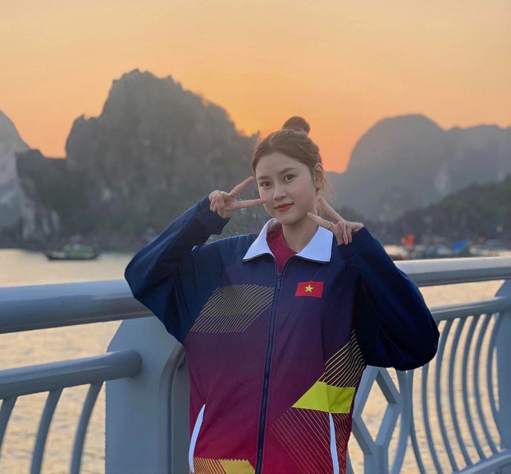 Ngô Thị Hương bắt đầu tập điền kinh sau đó chuyển sang đấu kiếm từ năm cấp 2. Sau thời gian luyện tập, cô lên Hà Nội tập trung tại Trung tâm huấn luyện, dần khẳng định mình qua hàng loạt giải trẻ trong nước.