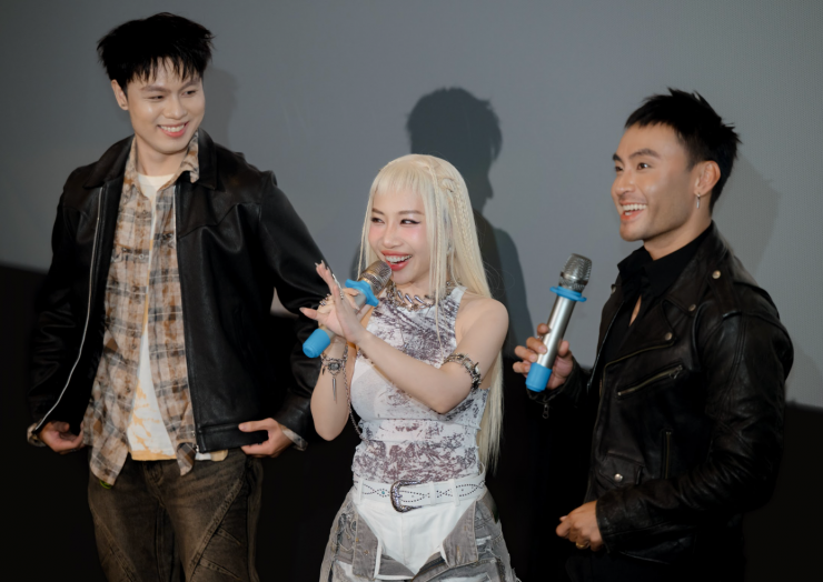 Cuộc gọi sau 10 năm khiến nữ ca sĩ suýt khóc - 1