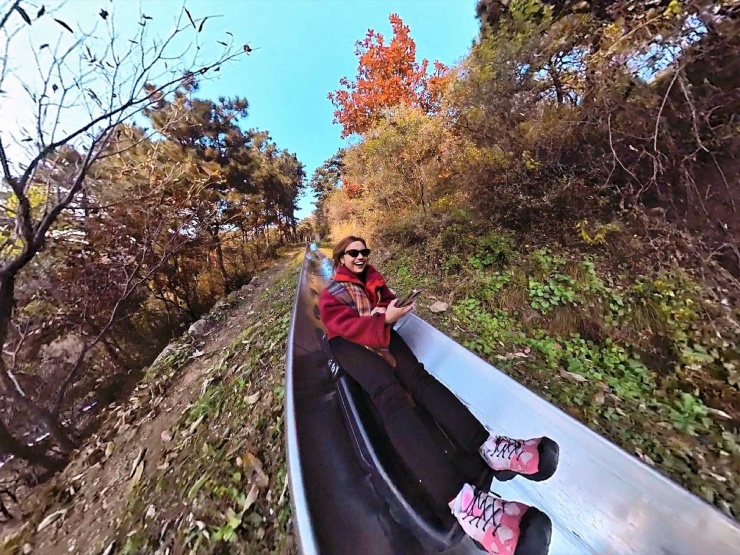 Chị Điệp trải nghiệm máng trượt thú vị ở Vạn Lý Trường Thành