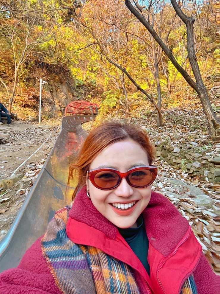 Nữ du khách đến từ TPHCM phấn khích vì vừa trượt vừa được ngắm khung cảnh lá vàng, lá đỏ lãng mạn