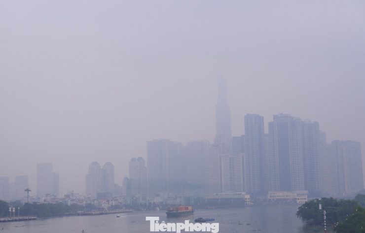 Nhiều tòa nhà cao tầng tại TPHCM bị sương mù che phủ vào sáng 13/12.