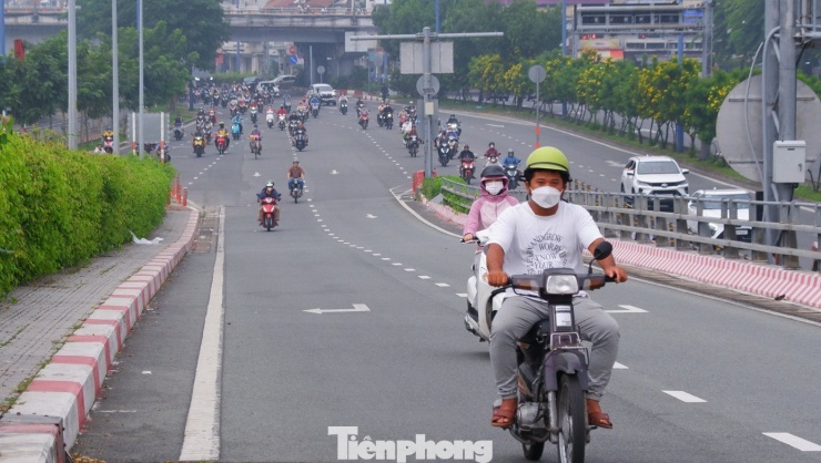 Người dân đeo khẩu trang khi ra đường để tránh bụi mịn.