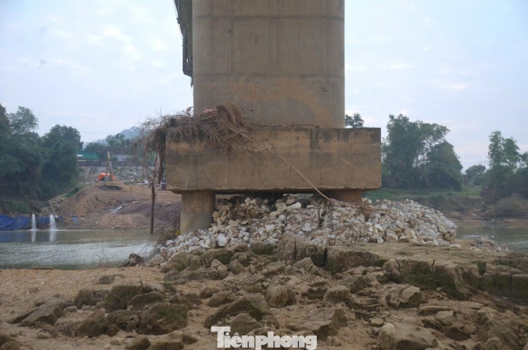 Theo người dân địa phương, cầu Đò Sen đã tồn tại hàng chục năm, từng được tu sửa, gia cố nhưng vẫn thường xuyên xuất hiện các dấu hiệu xuống cấp khi mực nước sông Con hạ thấp. "Chúng tôi rất lo lắng khi số lượng xe tải chở nông sản đi qua cầu mỗi ngày rất nhiều”, một người dân sống gần đó chia sẻ.