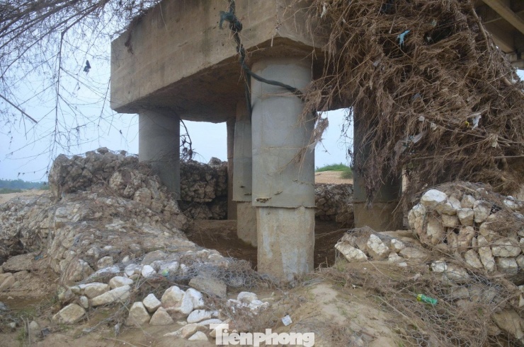 Rọ đá lộ thiên dưới trụ cầu.