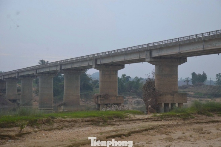 Theo các chuyên gia xây dựng, việc để lộ móng cầu trong thời gian dài dễ dẫn đến xói lở chân trụ, suy giảm khả năng chịu lực và có thể ảnh hưởng đến an toàn công trình. Đặc biệt với các cầu đã có tuổi thọ cao, đang khai thác với lưu lượng lớn, nếu không kiểm định và gia cố kịp thời sẽ tiềm ẩn nguy cơ mất an toàn giao thông.