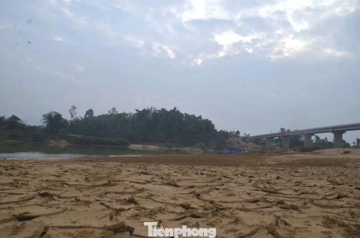 Mực nước sông Con xuống thấp khiến nhiều trụ cầu Đò Sen lộ móng.