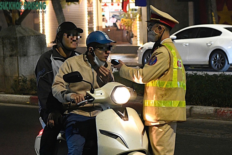 Tổ công tác Đội Cảnh sát giao thông số 2 phối hợp Công an phường Ba Đình kiểm tra, xử lý vi phạm nồng độ cồn tối 12/12.