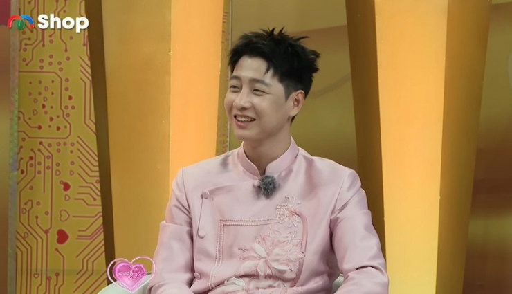 Đức không thể ngủ nếu không được vợ xoa đầu, xoa lưng. Ảnh cắt từ clip 