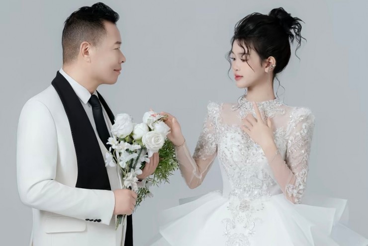 Chồng cũ Hằng Du Mục khoe ảnh cưới cùng bạn gái kém 26 tuổi