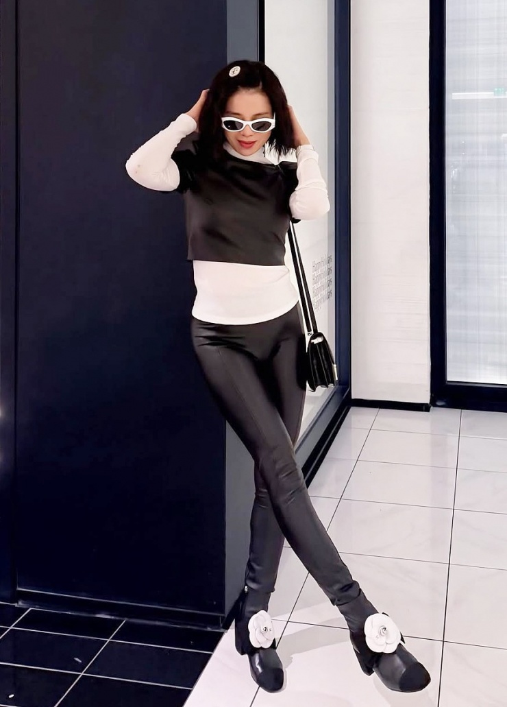 Trong một dịp khác, cô mặc bộ cánh y hệt, phối giày hoa trà của Chanel.