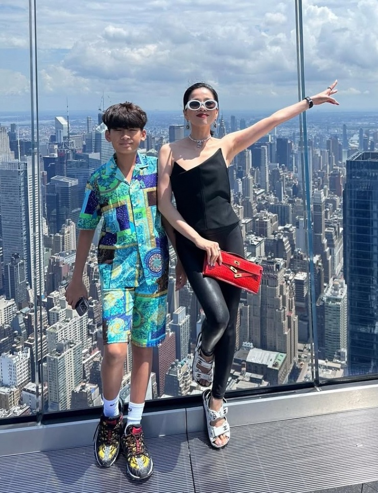 Quần legging da co giãn là một trong những thiết kế được cô yêu thích nhất, mặc đi mặc lại trong đời thường lẫn các chuyến du lịch.