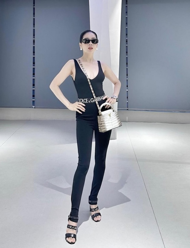 Bốn năm nay, ca sĩ chuộng quần legging, sắm nhiều mẫu của các thương hiệu đình đám như Fendi, Versace, Dolce & Gabbana, MLB. Cô cho biết ưu tiên dùng hàng xịn và dày dặn để có thể dùng dài lâu, tạo sự thanh lịch và tránh sự cố phản cảm. Quần legging mỏng và bó dễ làm lộ các khuyết điểm và có thể gây mất thẩm mỹ.