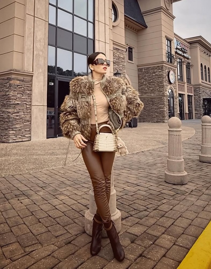 Ngoài quần đen, thiết kế cũng được cô sử dụng nhiều là phiên bản da màu nâu. Cô thường áp dụng công thức diện cả bộ tông xuyệt tông hoặc đồng màu khi mặc món đồ này.