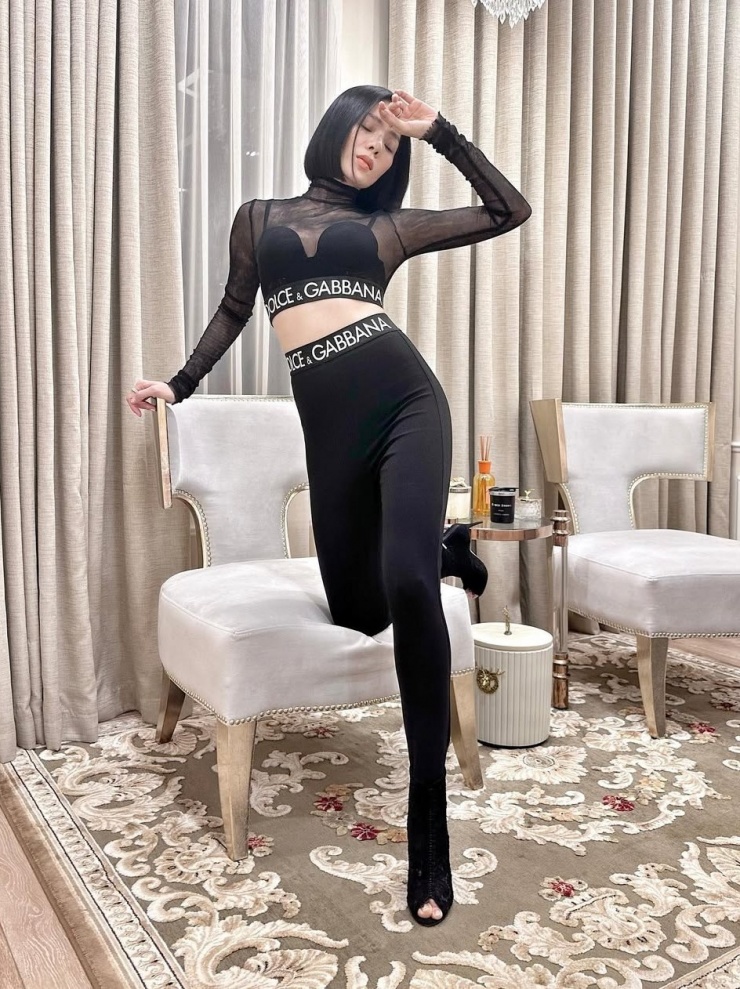 Người đẹp theo đuổi mốt xuyên thấu khoe nội y với bộ quần áo của nhà mốt Italy. Lệ Quyên cho biết cô thích mặc quần legging vì tiện, tôn đường cong hiệu quả, cạp cao nên trông cảm giác chân dài và bé hơn.