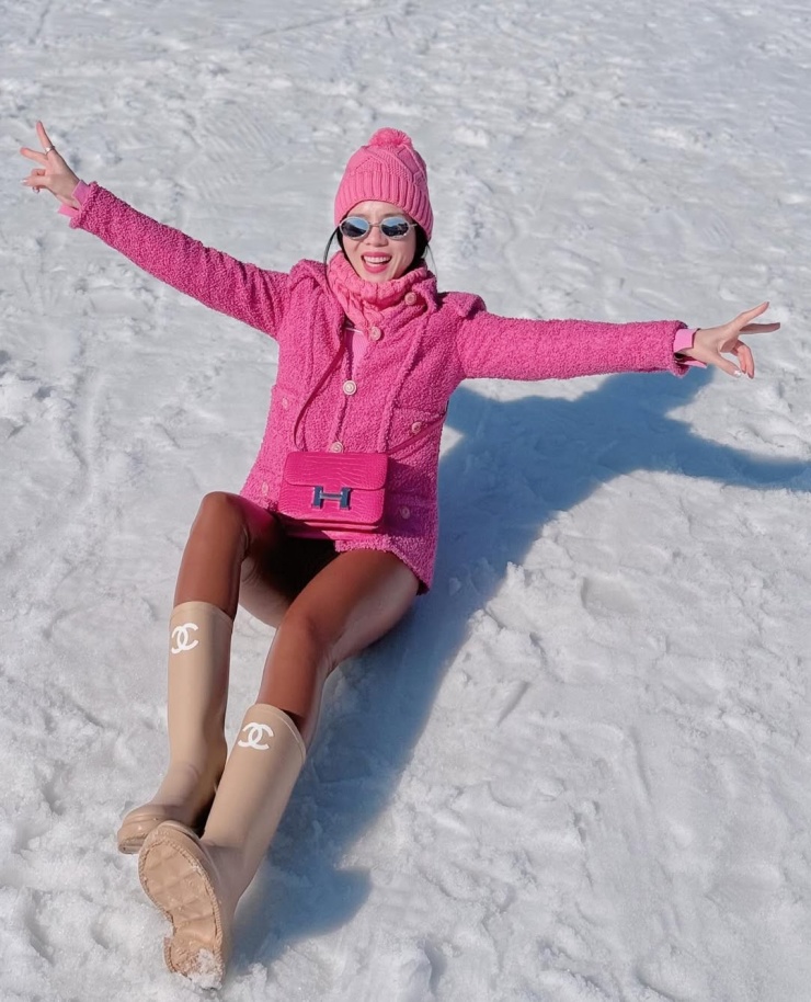 Chất liệu da lót bông có khả năng giữ nhiệt tốt, co giãn, thuận tiện cho cử động nên được cô lựa chọn mỗi khi ra nước ngoài tận hưởng kỳ nghỉ đông.