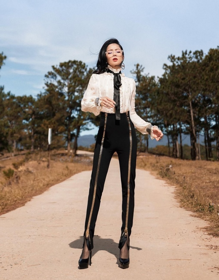 Ca sĩ "đổi gió" với quần trang trí chi tiết khóa kéo, tăng hiệu ứng chân thon dài tối đa.