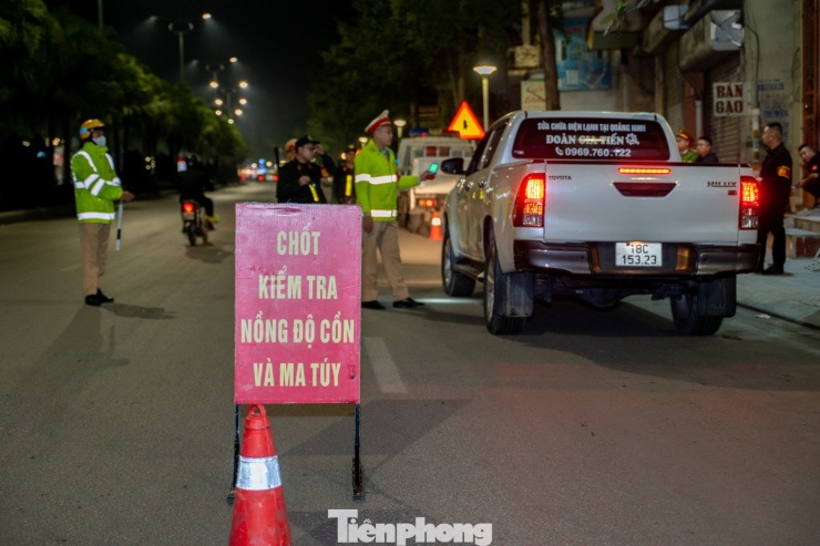 Đêm 12/12 và rạng sáng 13/12, lực lượng QN14 trên toàn tỉnh Quảng Ninh đồng loạt ra quân chuyên đề xử lý vi phạm trật tự giao thông, kiểm tra nồng độ cồn và ma túy trên các tuyến đường thuộc tỉnh Quảng Ninh.