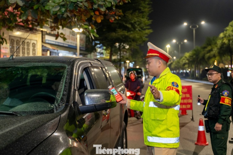 Lái xe vi phạm nồng độ cồn cố thủ trên xe, liên tục gọi ‘trợ giúp ’ - 2