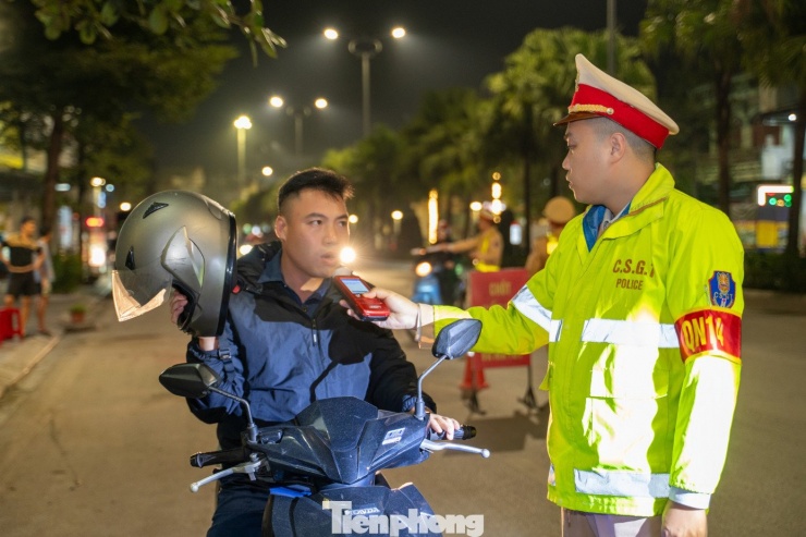 Ghi nhận của phóng viên Báo Tiền Phong tại chốt kiểm tra nồng độ cồn và ma túy trên Quốc lộ 18 đoạn qua phường Hà Tu, tỉnh Quảng Ninh do Đội CSGT đường bộ số 2, Phòng CSGT Công an tỉnh Quảng Ninh lập. Đa số người dân chấp hành nghiêm chỉnh quy định không sử dụng rượu bia, chất kích thích khi điều khiển phương tiện tham gia giao thông.