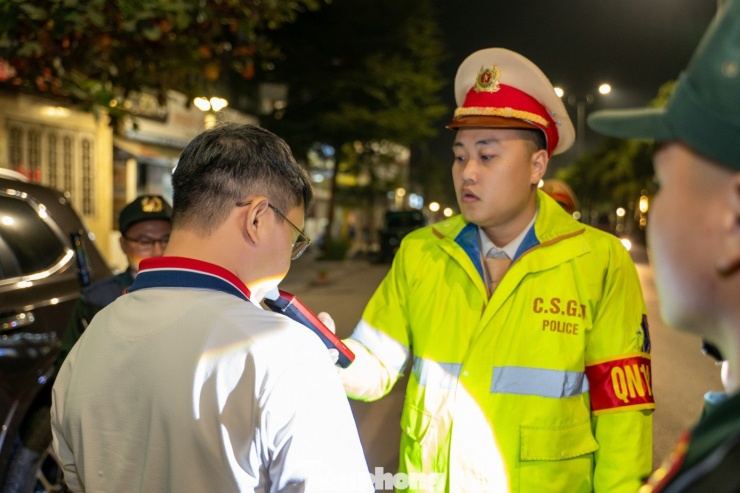 Lái xe vi phạm nồng độ cồn cố thủ trên xe, liên tục gọi ‘trợ giúp ’ - 6