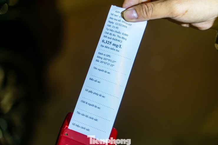 Lực lượng liên ngành QN14 kiên quyết giải thích và yêu cầu người điều khiển xe chấp hành kiểm tra nồng độ cồn. Kết quả đo BrAC của lái xe T. là 0,325 mg/L khí thở tương ứng với mức 2 vi phạm Nghị định 168/2024/NĐ-CP, bị phạt tiền 18-20 triệu, trừ 10 điểm trên giấy phép lái xe.