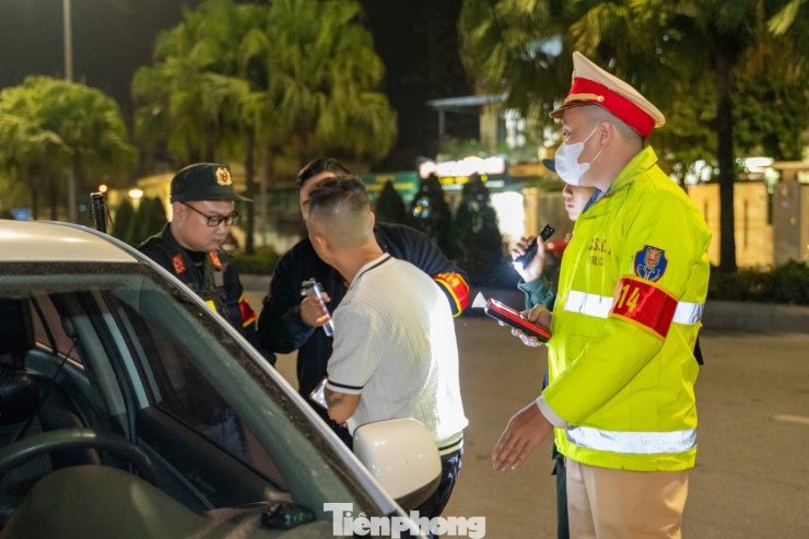 Đến khoảng 22h cùng ngày, lái xe L.D.T. (43 tuổi, trú phường Hà Tu, tỉnh Quảng Ninh) điều khiển ô tô con biển kiểm soát 29D 093.XX, khi thấy chốt kiểm tra lái xe T. dừng ô tô ven đường và định bỏ chạy. Tổ công tác QN14 nhanh chóng tiếp cận yêu cầu lái xe chấp hành kiểm tra nồng độ cồn. Tuy nhiên, người này liên tục có thái độ chống đối lại tổ công tác, không hợp tác kiểm tra nồng độ cồn.