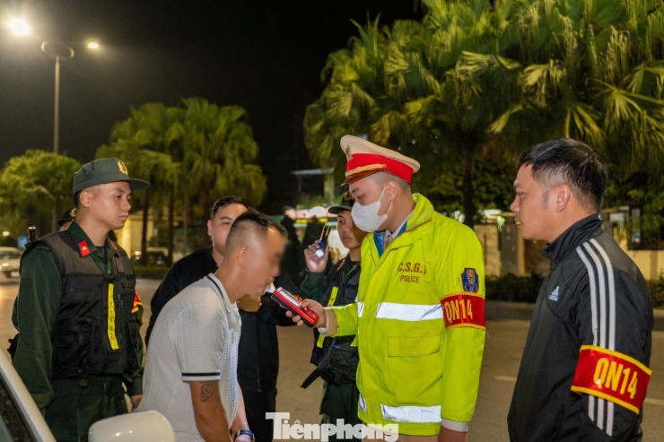 Lái xe vi phạm nồng độ cồn cố thủ trên xe, liên tục gọi ‘trợ giúp ’ - 9