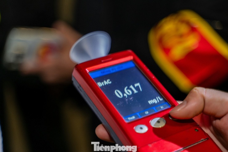 Lực lượng chức năng thuộc Đội CSGT đường bộ số 2 và liên ngành QN14 đã giải thích kiên quyết yêu cầu lái xe hợp tác kiểm tra nồng độ cồn. Kết quả kiểm tra BrAC của lái xe T. là 0,617 mg/L khí thở, tương ứng mức 3 vi phạm Nghị định 168/2024/NĐ-CP tương ứng bị phạt tiền 30-40 triệu đồng, tước giấy phép lái xe 12-24 tháng.