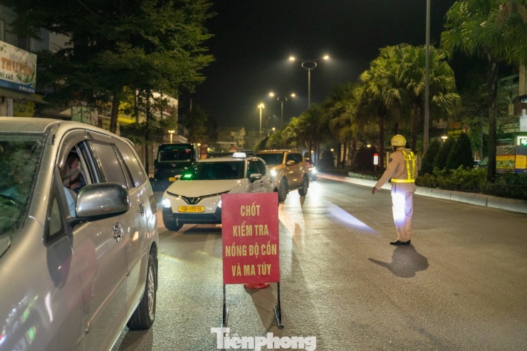 Theo đại diện lực lượng CSGT, trong thời gian qua lực lượng chức năng kiên quyết xử lý nhiều trường hợp vi phạm có hành vi chống đối người thi hành công vụ. Gần đây nhất, ngày 6/12/2025, tổ công tác làm nhiệm vụ tại chốt kiểm tra trên tuyến đường Hải Quân, phường Bãi Cháy (Quảng Ninh) yêu cầu xe ô tô BKS 14A-214.00 do Trần Xuân Vinh điều khiển dừng lại để kiểm tra. Tuy nhiên, Vinh không chấp hành hiệu lệnh, điều khiển xe bỏ chạy, đâm văng một cán bộ Cảnh sát giao thông lên nắp capo, tiếp tục di chuyển cho đến khi bị lực lượng chức năng sử dụng xe chuyên dụng chặn lại.